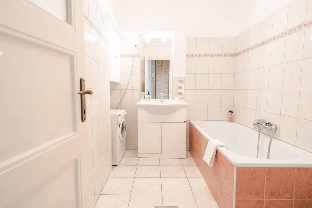 Appartamento Excellent Location Lovely With Ac Budapest