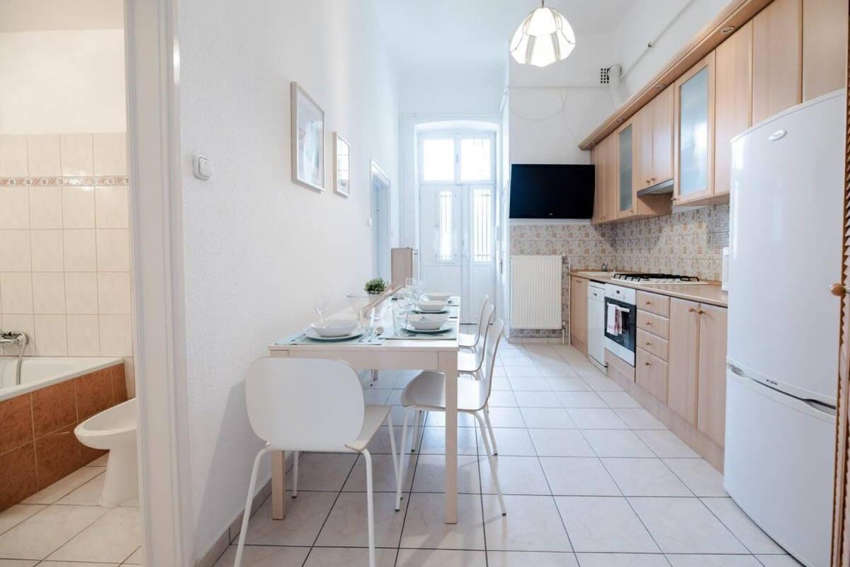 Excellent Location Lovely With Ac Appartamento Budapest